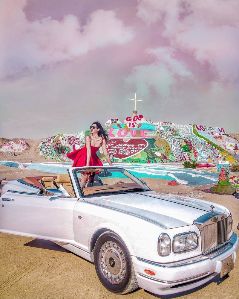 Sống ở xứ cờ hoa, Tiểu Giang đã quen chồng mình tại đây qua một người bạn. Cả hai nhanh chóng tiến tới hôn nhân và có một quý tử kháu khỉnh tên Edward.