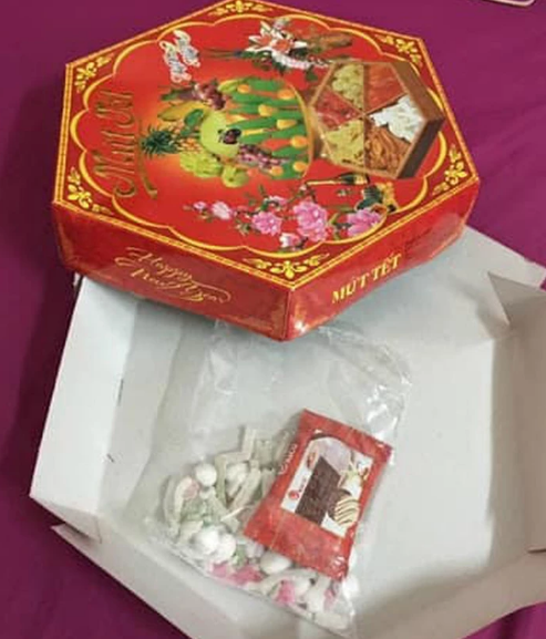 Nhiều người còn hài hước đùa rằng những hộp mứt này được sinh ra chỉ để tạo sự bất ngờ cho người mở mà thôi.