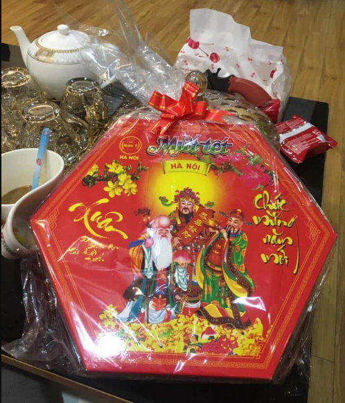 Những hộp mứt này không chỉ có vẻ ngoài đầy “dối lừa” mà còn khiến không ít người tá hỏa vì chất lượng và hương vị cũng không còn được như xưa nữa.