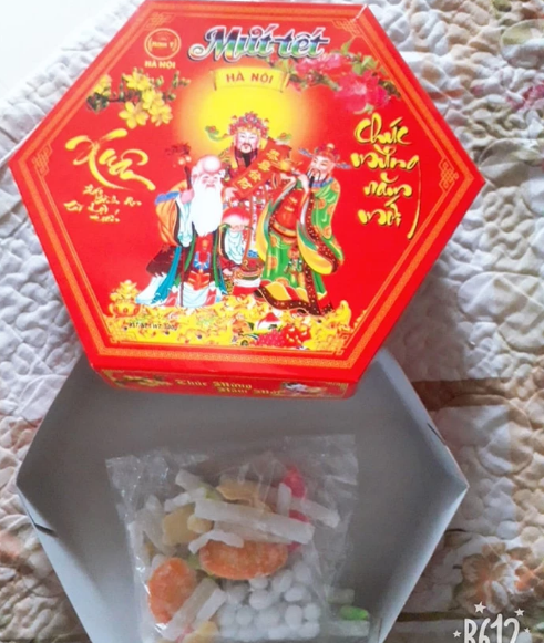 Thậm chí, từ xưa giờ hầu hết các hộp mứt giá rẻ đều như vậy. Song không ít người vẫn tỏ ra ngán ngẩm với cách làm này.