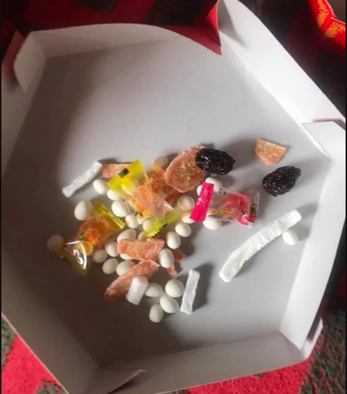 Rõ ràng hộp mứt Tết rõ to nhưng ruột thì bé tẹo bằng quả nho.