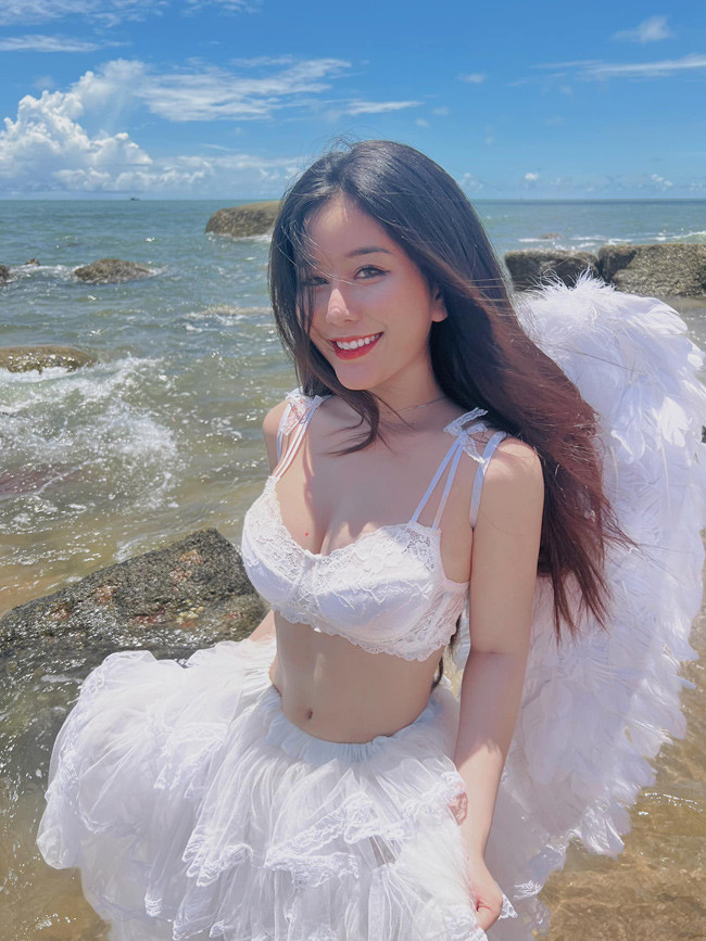 Vào đại học, Ngọc Trân ngày càng táo bạo. Cô nàng thoải mái khoe vóc dáng nõn nà trong những bộ bikini gợi cảm.