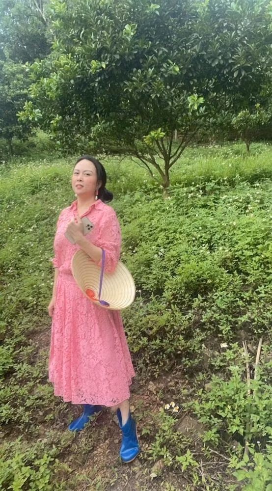 Không riêng gì khoảnh khắc ngồi ăn ở vỉa hè này, trước đó, bà mẹ 3 con từng nhiều lần khiến netizen ngạc nhiên khi dát hàng hiệu lặn lội đến những nơi xa xôi, từ lên rừng cho tới xuống biển.