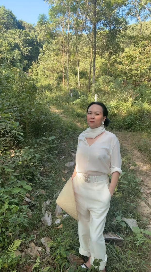 Tổng thể sương sương bộ trang phục và phụ kiện của tình cũ Quách Ngọc Ngoan ước tính hàng trăm triệu đồng.