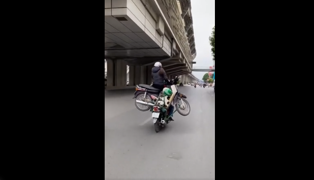 Đoạn clip chở hàng cồng kềnh sau khi chia sẻ lên MXH khiến không ít netizen vừa ngán ngẩm, vừa sợ hãi. Ảnh: Cắt ra từ clip