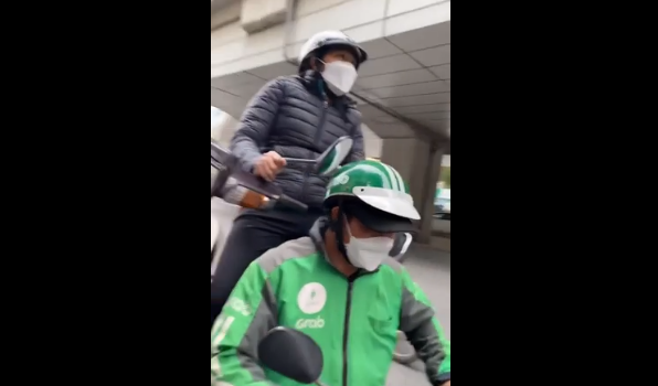 Khoảnh khắc nam tài xế chở hàng nguy hiểm hiện tại vẫn đang nhận sự quan tâm cực lớn từ cộng đồng mạng. Ảnh: Cắt ra từ clip