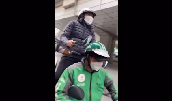 Khoảnh khắc nam tài xế chở hàng nguy hiểm hiện tại vẫn đang nhận sự quan tâm cực lớn từ cộng đồng mạng. Ảnh: Cắt ra từ clip