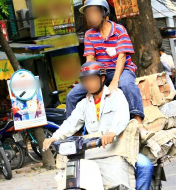 Nhiều "người vận chuyển" đã không màng đến sự an toàn của mình và mọi người để chở những mặt hàng có kích thước lớn.