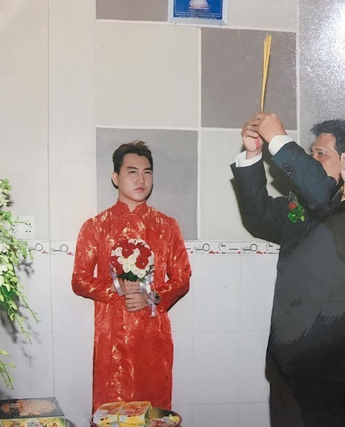 Khi đăng tải những bức ảnh, cô dâu chia sẻ thêm ê kíp cực kỳ “phi thường” bởi dù thời gian dài đã trôi qua nhưng mỗi lần nhìn lại cô cũng cười đến đau cả bụng.