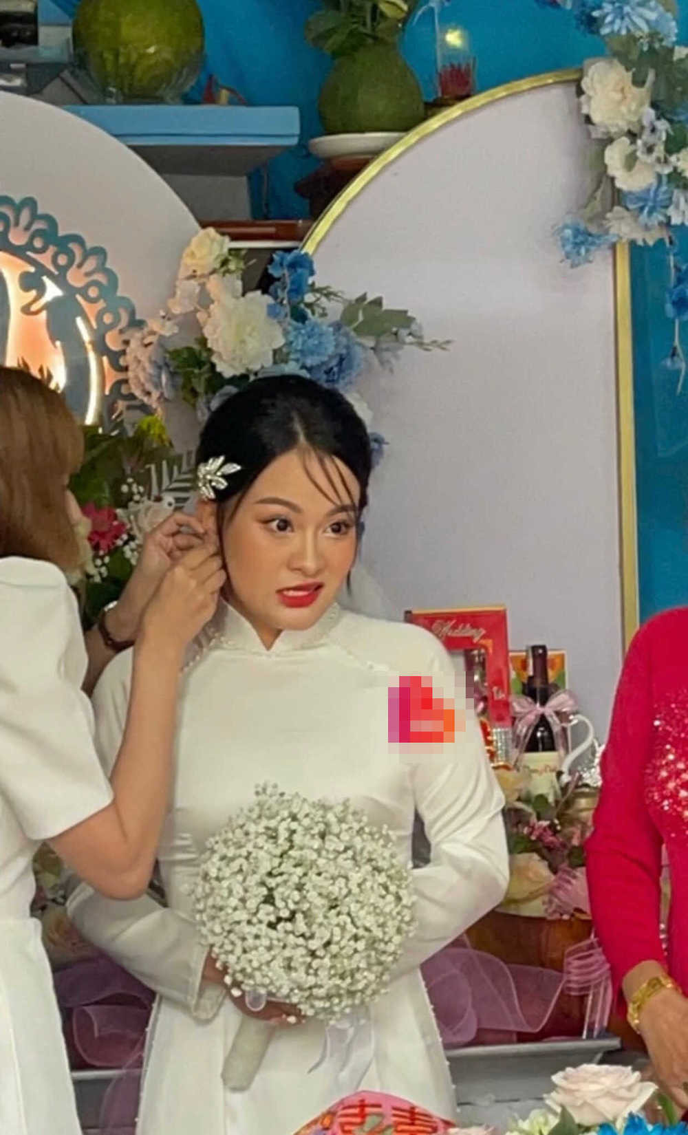 Cụ thể trong ảnh, cô dâu liên tục tạo dáng với nhiều biểu cảm khá đặc biệt. Lúc thì phồng má, lúc lại mở mắt rất to khiến bức hình cưới từ nghiêm túc bỗng trở nên “tấu hài”.