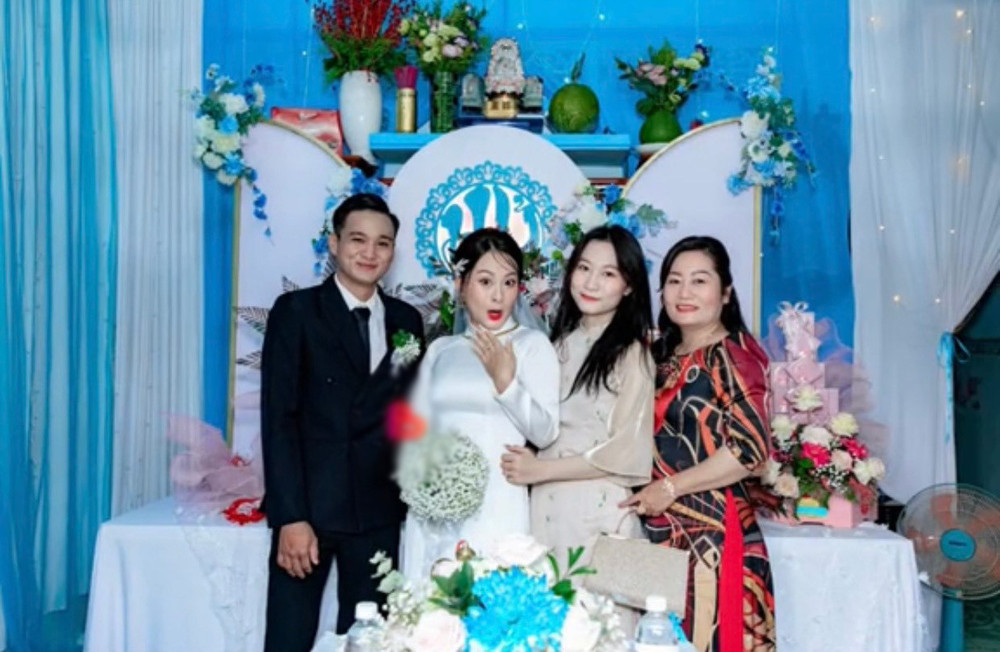 Theo thông tin chia sẻ trong bài đăng cho biết, khi nhận về bộ ảnh, cả gia đình cô dâu chỉ biết im lặng. Bởi nhìn vào, mọi người không biết nên đổ lỗi do thợ chụp ảnh cưới bắt khoảnh khắc kém hay vì cô dâu biểu cảm chẳng thể đỡ nổi.