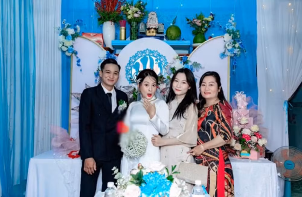 Theo thông tin chia sẻ trong bài đăng cho biết, khi nhận về bộ ảnh, cả gia đình cô dâu chỉ biết im lặng. Bởi nhìn vào, mọi người không biết nên đổ lỗi do thợ chụp ảnh cưới bắt khoảnh khắc kém hay vì cô dâu biểu cảm chẳng thể đỡ nổi.