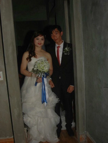 Bộ ảnh cưới được mệnh danh xấu nhất vịnh Bắc Bộ được chụp cách đây 2 năm. Ảnh chụp ban ngày nhưng không khác gì ban đêm, còn cô dâu chú rể bị tay máy kém cỏi nào đó "dìm hàng" không thương tiếc.