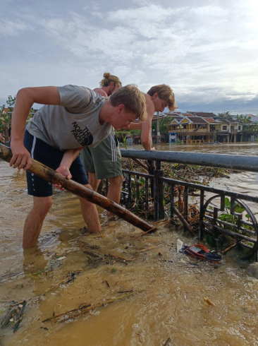 Không ít người ấn tượng với hình ảnh nhóm khách du lịch ngoại quốc hì hục dọn rác, khai thông dòng lũ đang chảy qua một cây cầu bắc ngang sông Hoài (một nhánh sông chảy trong lòng phố cổ Hội An).