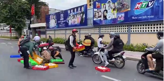 Việc tốt của những người đi đường giúp đỡ anh shipper nhanh chóng được lan tỏa trên mạng xã hội, khiến ai nhìn cũng thấy ấm lòng. Ảnh: Tổng hợp