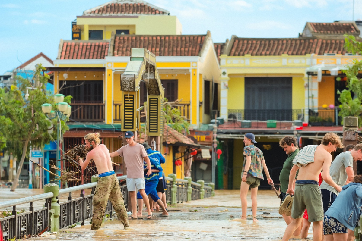 Được biết hoạt động dọn rác này không có kế hoạch trước mà xuất phát từ việc nhóm đang trong hành trình khám phá miền Trung nhưng lại bị mắc kẹt tại Hội An vì bão Noru.