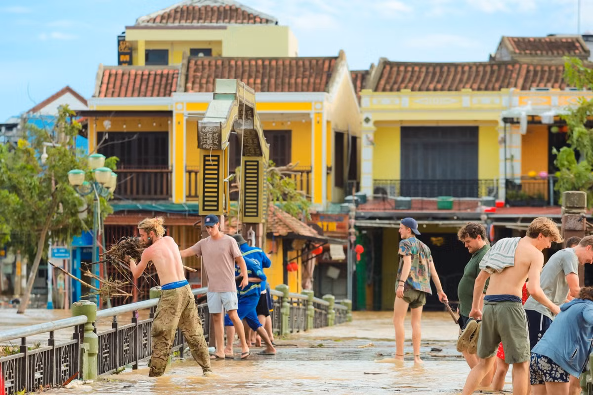 Được biết hoạt động dọn rác này không có kế hoạch trước mà xuất phát từ việc nhóm đang trong hành trình khám phá miền Trung nhưng lại bị mắc kẹt tại Hội An vì bão Noru.