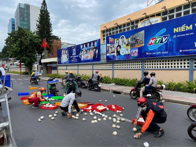 Hình ảnh nhiều người đi đường dừng lại, nhặt giúp anh shipper hàng trăm chiếc bánh bao bị đánh rơi giữa đường từng được netizen tán thành ủng hộ hành động đẹp này.