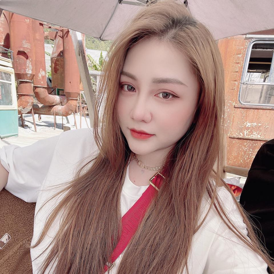 Trên trang cá nhân không thiếu hình ảnh cô trưng diện lên mình những món đồ đắt đỏ, đến từ các thương hiệu nổi tiếng.