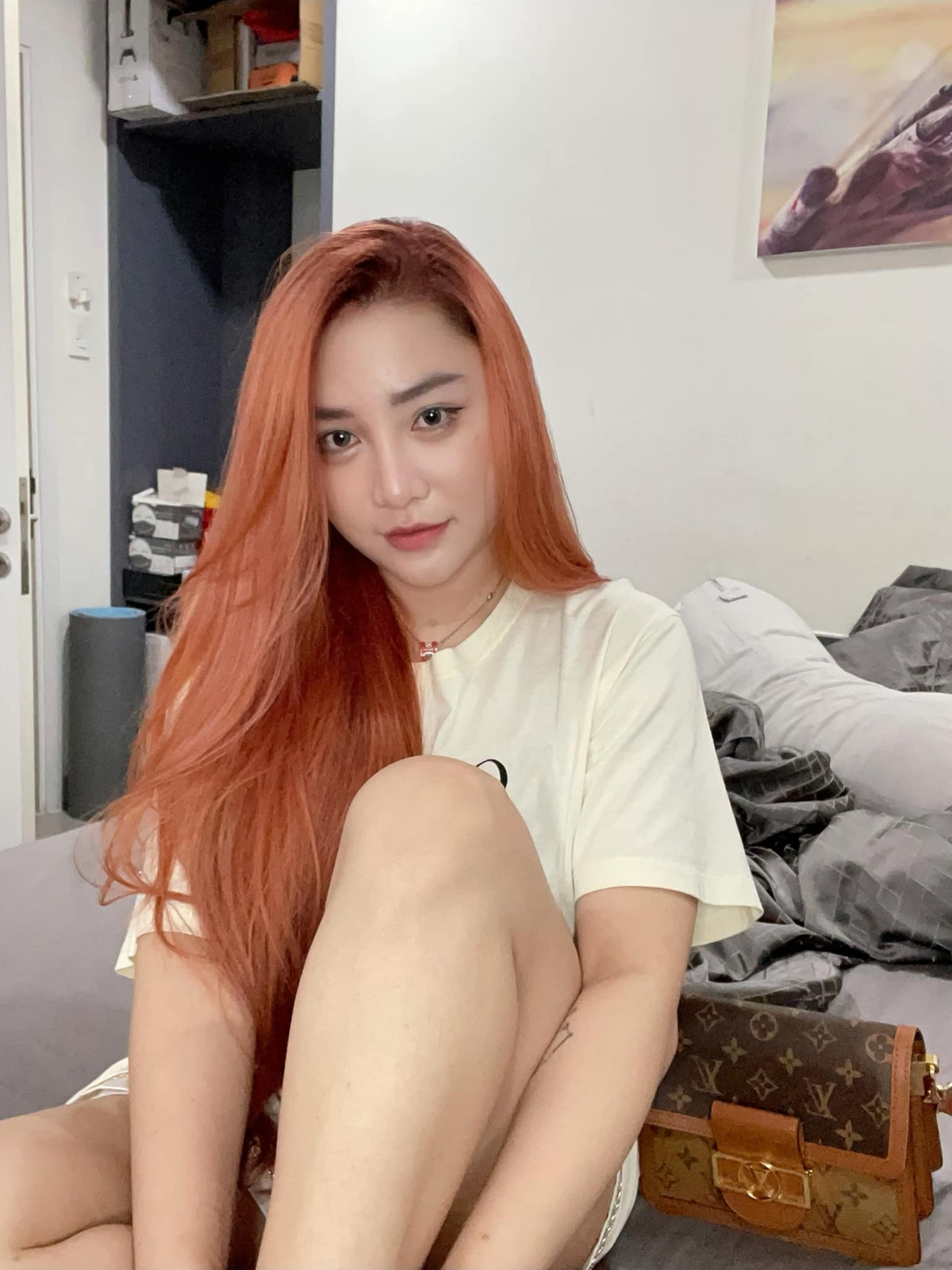 Nhờ thu nhập từ việc làm streamer cùng người chồng giàu có hậu thuẫn, cô nàng chuyên dùng đồ hàng hiệu và những bộ cánh đắt tiền.