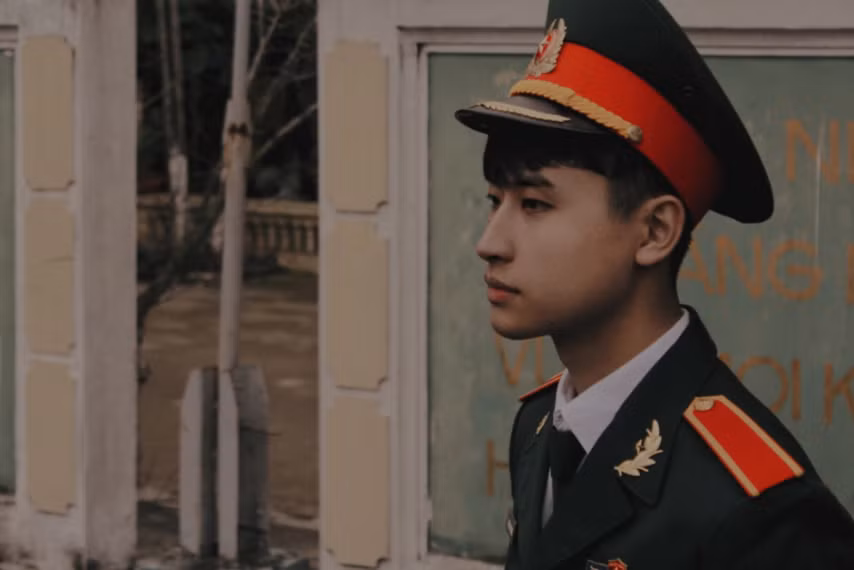 Cách đây khá lâu hình ảnh của một " soái ca quân nhân" có góc nghiêng đẹp đã thu về hơn 60.000 lượt like chỉ trong chưa đầy nửa ngày. Liên hệ với chủ nhân bài viết gây bão, cậu bạn là Nguyễn Huy Hoàng, học ngành Luật của trường ĐH Kiểm sát Hà Nội.