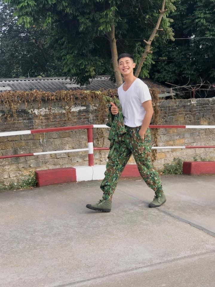 Phần đông cư dân mạng đều có những lời bình luận xuýt xoa trước ngoại hình ấn tượng của anh lính này.