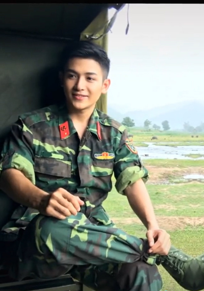 Nhiều người đã dành lời khen, thậm chí hy vọng thời gian tới sẽ có anh quân nhân đẹp trai như vậy đến tận nhà phát đồ ăn.