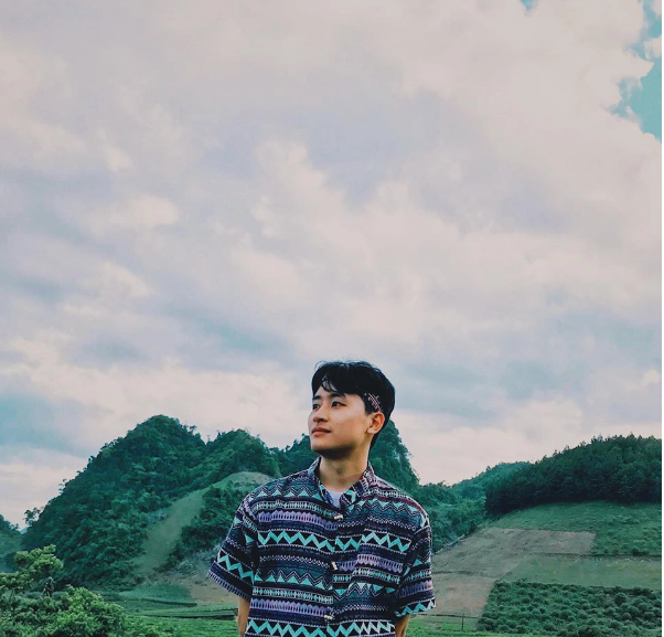 Không những đẹp trai, Huy Hoàng còn là phó ban truyền thông của một CLB trong trường. Bên cạnh đó, 10X còn rất thích chụp ảnh, đá bóng và tham gia các hoạt động tình nguyện, ngoại khoá của trường. Chính nhờ sự năng động đó mà mọi người đặt cho anh chàng biệt danh "hot boy trường quân sự".