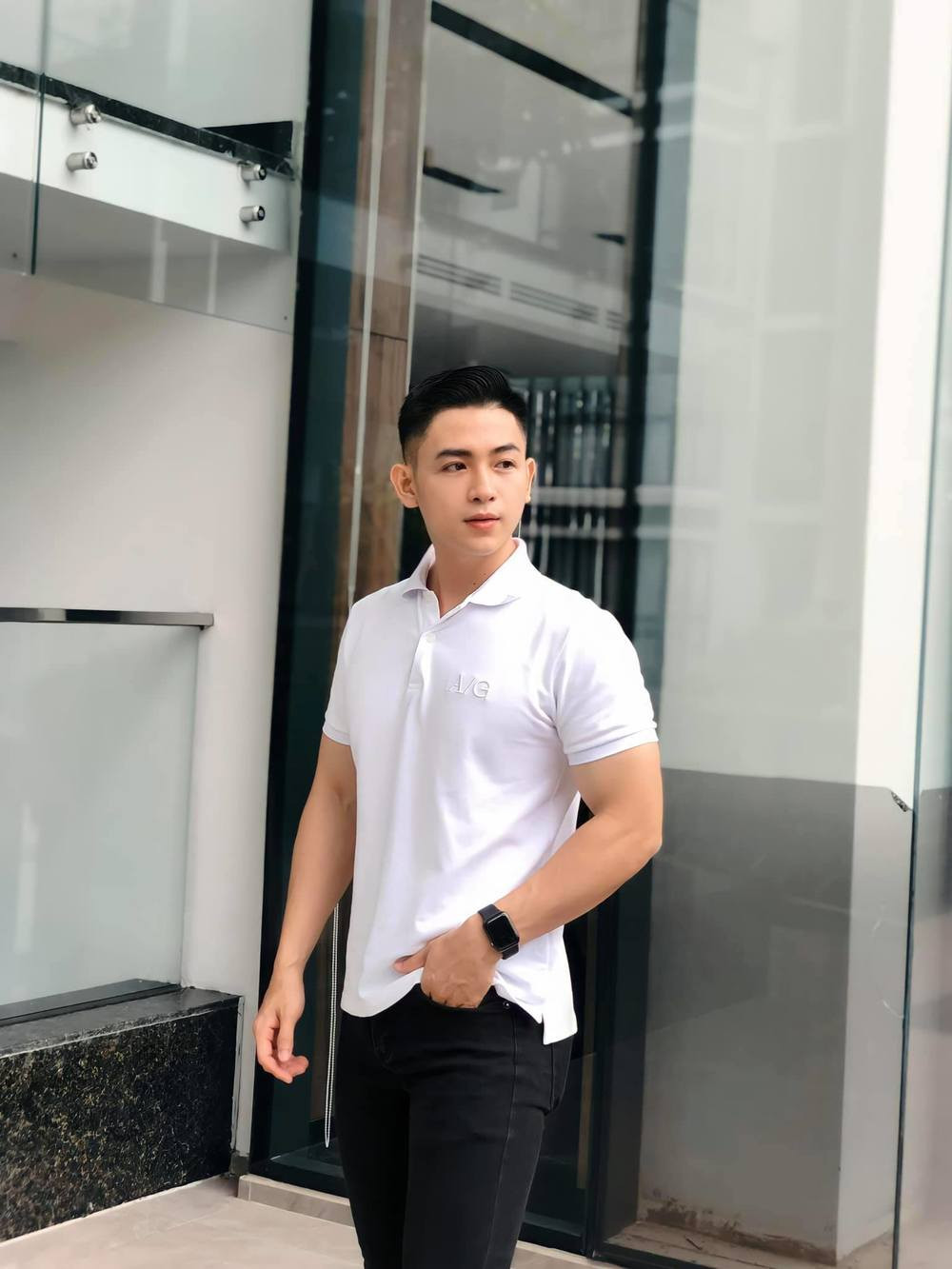 Tuy nhiên, trên thực tế, Nguyễn Hải Dương (sinh năm 1992) không phải là bộ đội mà làm phát thanh viên. Những hình ảnh mặc quân phục được ghi lại khi anh tham gia quay bộ phim Sứ Mệnh Trái Tim.