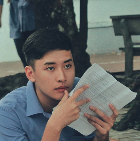 Huy Hoàng thi đỗ vào trường sĩ quan chính trị sau đấy được gửi học ngành Luật tại trường ĐH Kiểm sát Hà Nội.