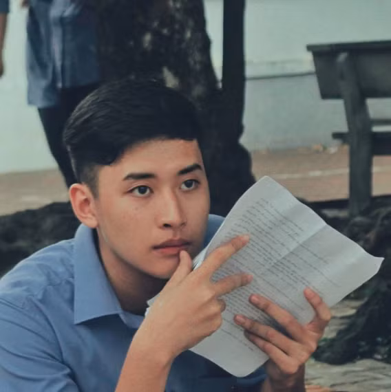 Huy Hoàng thi đỗ vào trường sĩ quan chính trị sau đấy được gửi học ngành Luật tại trường ĐH Kiểm sát Hà Nội.