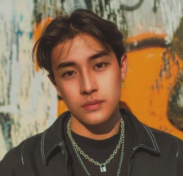 Chàng "soái ca quân nhân" gây thương nhớ cho hội chị em trên mạng trước hết bởi phong thái điển trai, gương mặt có nét "baby" trong bộ đồng phục quân đội đầy khí chất hơi đối lập.