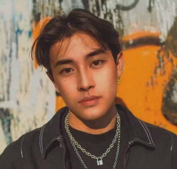 Chàng "soái ca quân nhân" gây thương nhớ cho hội chị em trên mạng trước hết bởi phong thái điển trai, gương mặt có nét "baby" trong bộ đồng phục quân đội đầy khí chất hơi đối lập.