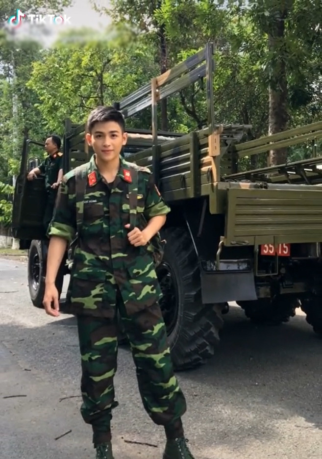 Nguyễn Hải Dương diện trang phục quân nhân có nụ cười tỏa nắng. Với ngoại hình chuẩn soái ca cùng thân hình cao to, rắn chắc nhờ tập luyện thường xuyên, anh chàng nhanh chóng chiếm được cảm tình của chị em.