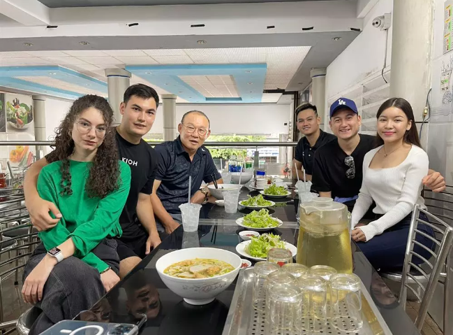 Đáp lại lời người này, Yến Xuân cho hay cô đang tận nghỉ lễ một mình mà không có bạn trai bên cạnh.