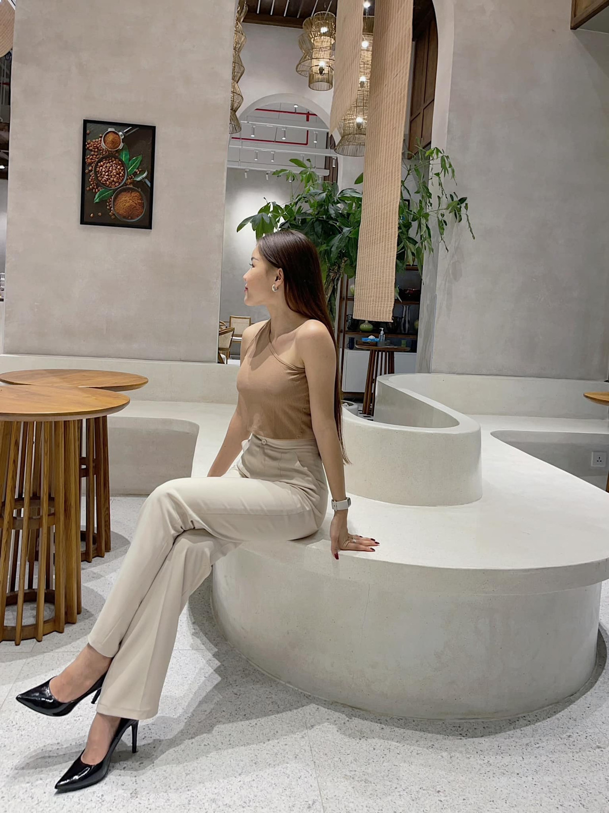 Bạn gái Đặng Văn Lâm sở hữu gương mặt xinh xắn và thân hình nóng bỏng.