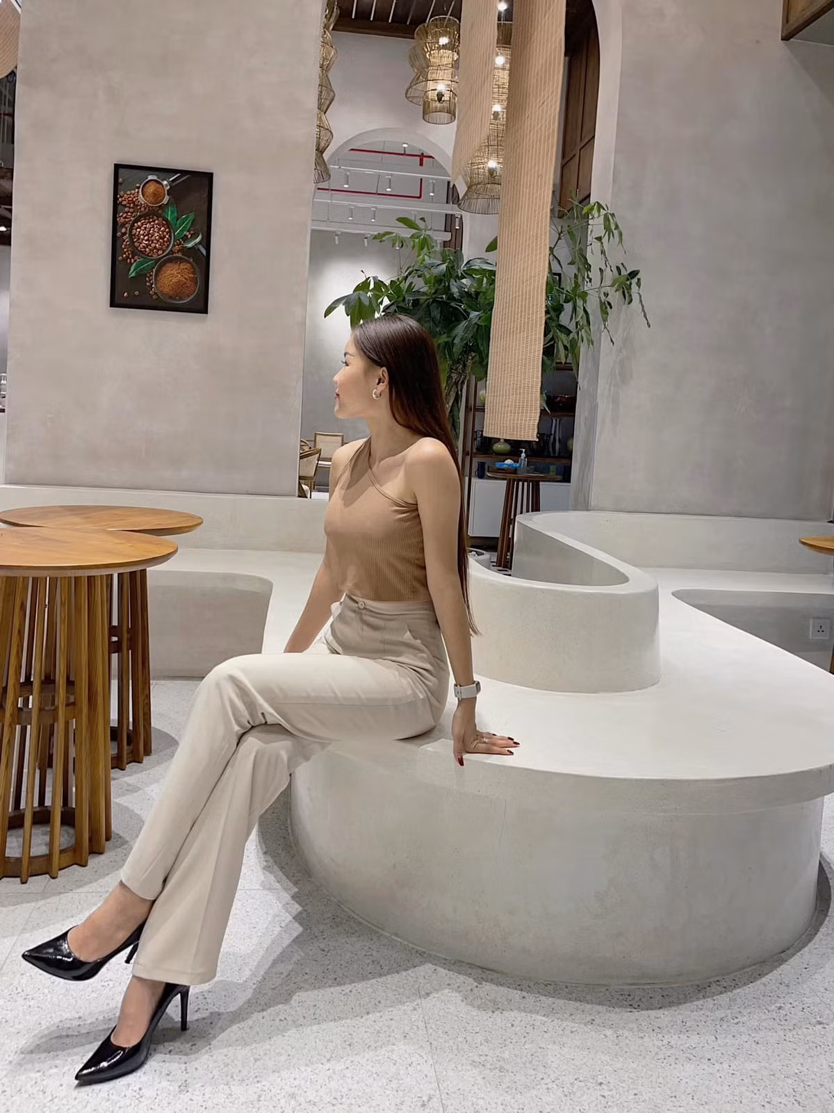 Bạn gái Đặng Văn Lâm sở hữu gương mặt xinh xắn và thân hình nóng bỏng.