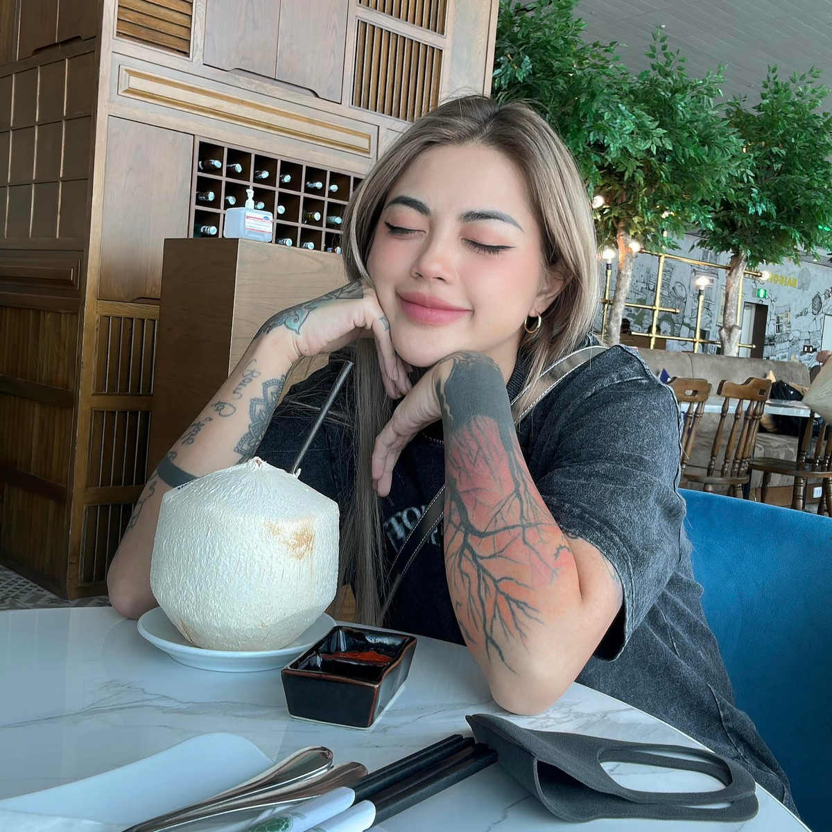 Sở hữu nhan sắc quyến rũ và chuyên môn giỏi nên Zin Lee được mệnh danh là "nữ thợ xăm hot nhất Sài thành".