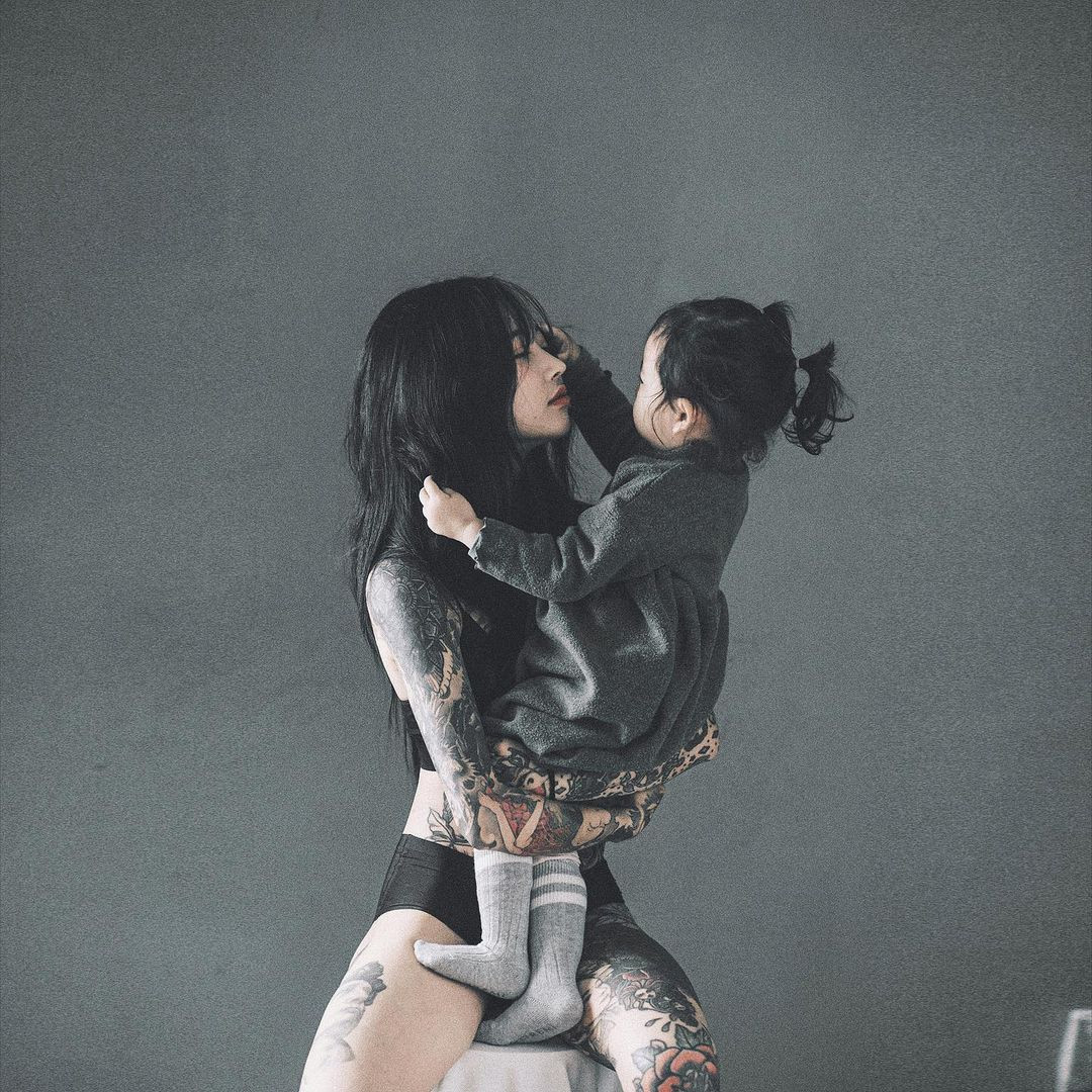 Người đẹp xứ Hàn đã kết hôn và là mẹ của cô con gái nhỏ xinh xắn.