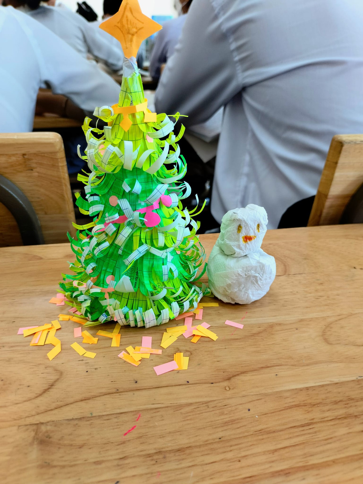 Trái ngược với những cây thông Giáng sinh cao lớn tại các điểm check-in, mới đây trong group của hội học trò lan truyền hình ảnh những cây thông thủ công vô cùng đáng yêu, tự chính tay các em học sinh sáng tạo nên.