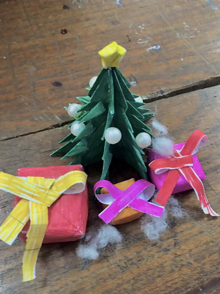 Một số bình luận khen ngợi dành cho tác phẩm của hội học sinh như: “Đáng yêu quá”; “Nhìn cưng lắm luôn. Thế này cần gì cây thông Noel thật làm gì nữa nhỉ?",...