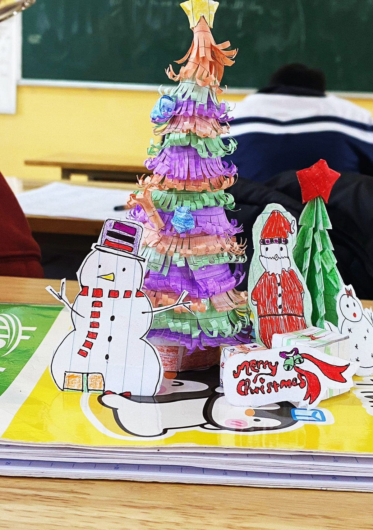 Các em học sinh đã có thể tự tay tạo ra những cây thông Noel vô cùng đáng yêu trong mùa Giáng sinh này. Ảnh: Trường Người Ta