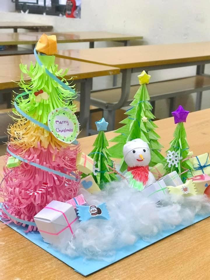 Đặc biệt, để tăng thêm phần sinh động, các em còn trang trí thêm những hình ảnh Giáng sinh khác như hộp quà, người tuyết, ông già Noel…