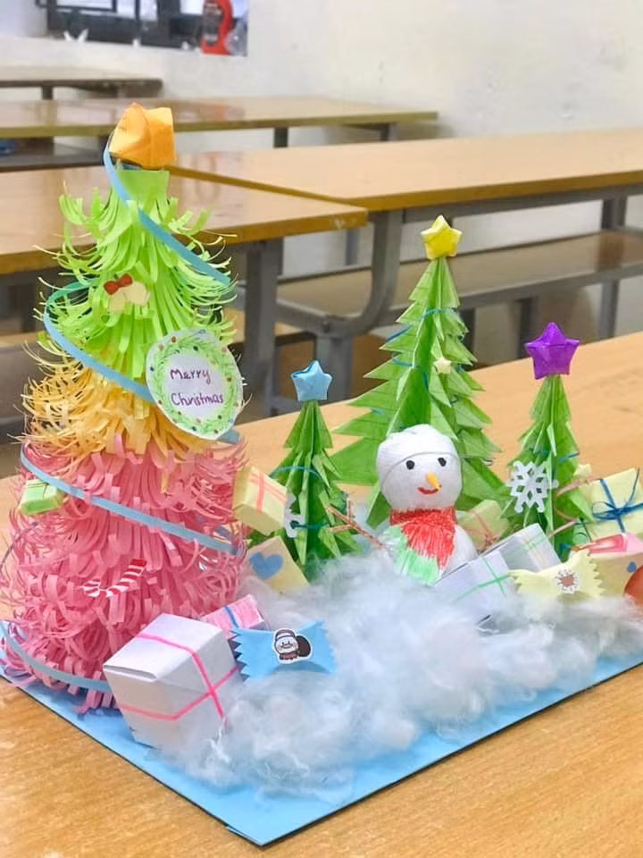 Đặc biệt, để tăng thêm phần sinh động, các em còn trang trí thêm những hình ảnh Giáng sinh khác như hộp quà, người tuyết, ông già Noel…