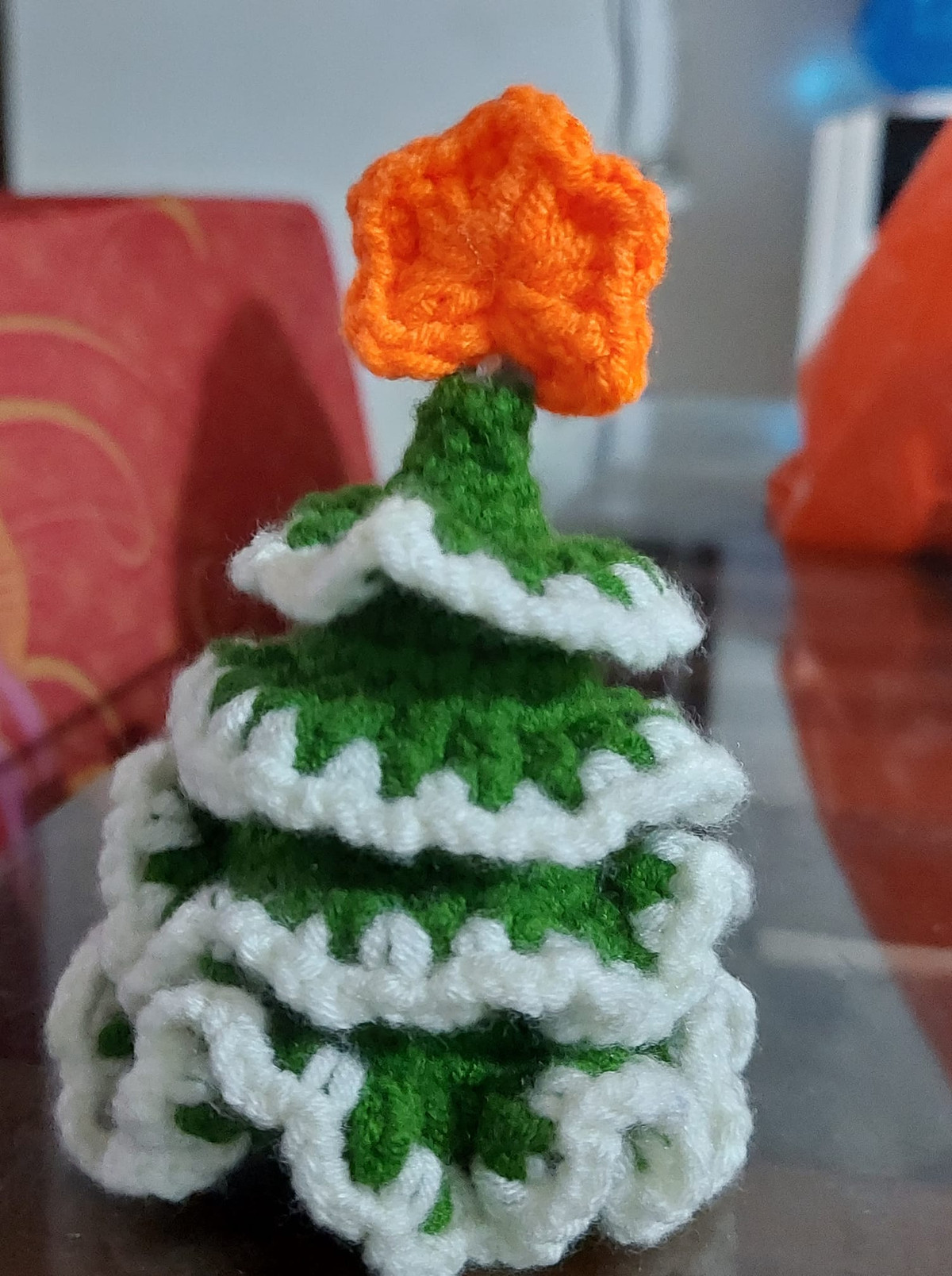 Sau khi những sản phẩm cây thông thủ công này được chia sẻ trên mạng xã hội đã nhận được nhiều lời khen ngợi từ cộng đồng mạng.