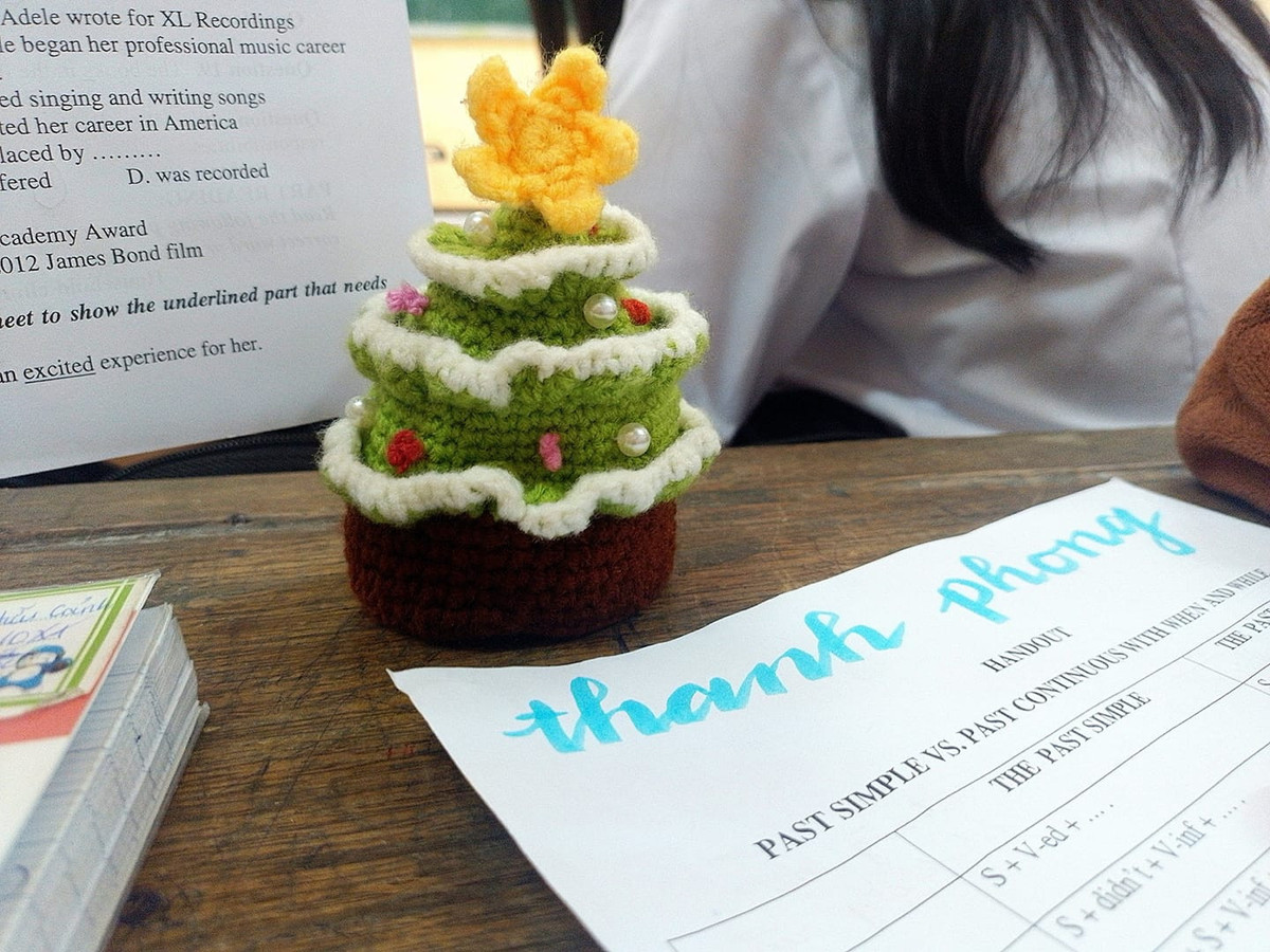 Một số bạn học sinh thay vì dùng giấy màu còn sáng tạo ra những cây thông bằng len, được đan vô cùng khéo léo.