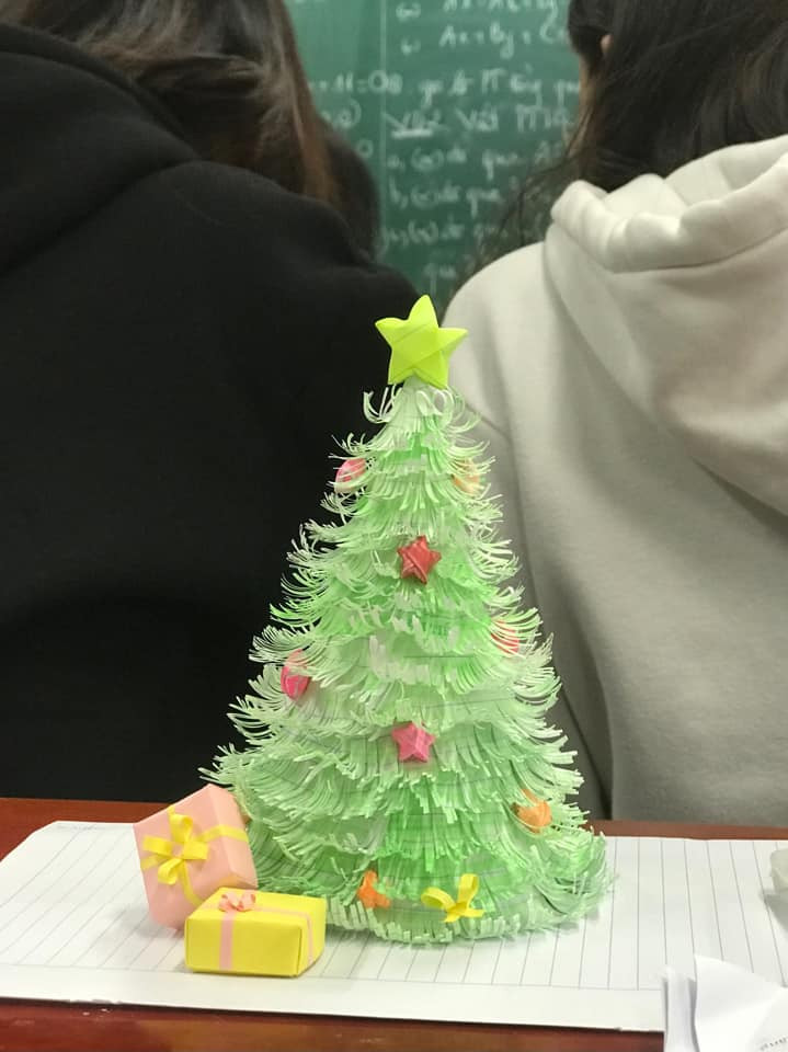 Mặc dù chỉ sử dụng những vật liệu "cây nhà lá vườn" thế nhưng những cây thông này lại vô cùng đáng yêu, đẹp mắt.