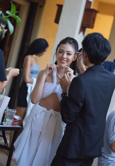 Trong đêm đầu tiên ở nước bạn, hot girl Trần Thanh Tâm đã nhanh chóng thu hút sự chú ý khi diện một chiếc váy đỏ rực với họa tiết đính đá nổi bật.