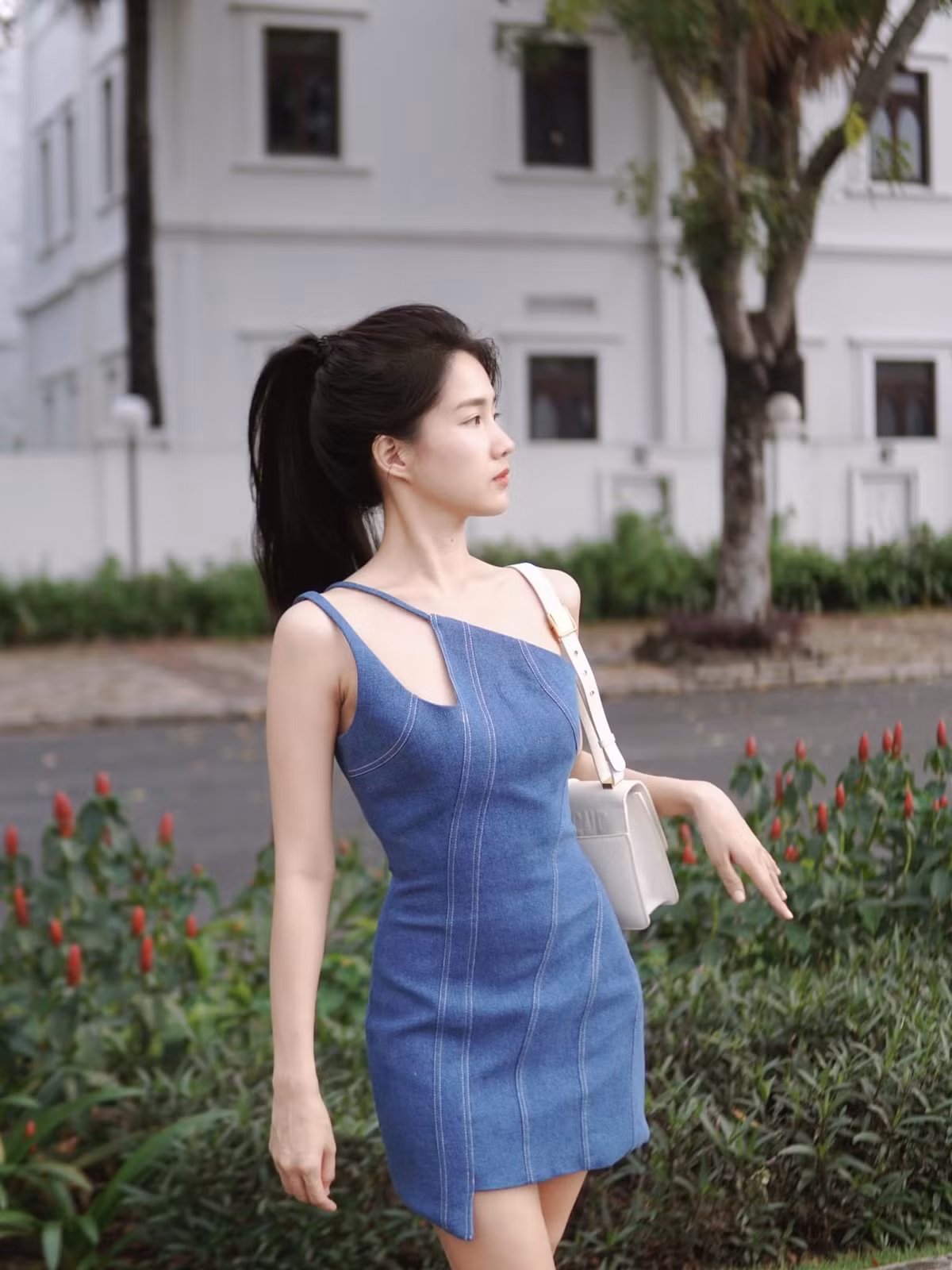 Xuất hiện ở trường bắn Kiều Trinh Xíu diện trang phục đơn giản là áo sơ mi cùng chân váy ngắn, cô vẫn gây được sự chú ý vì nhan sắc xinh xắn cùng hình thể mảnh mai.