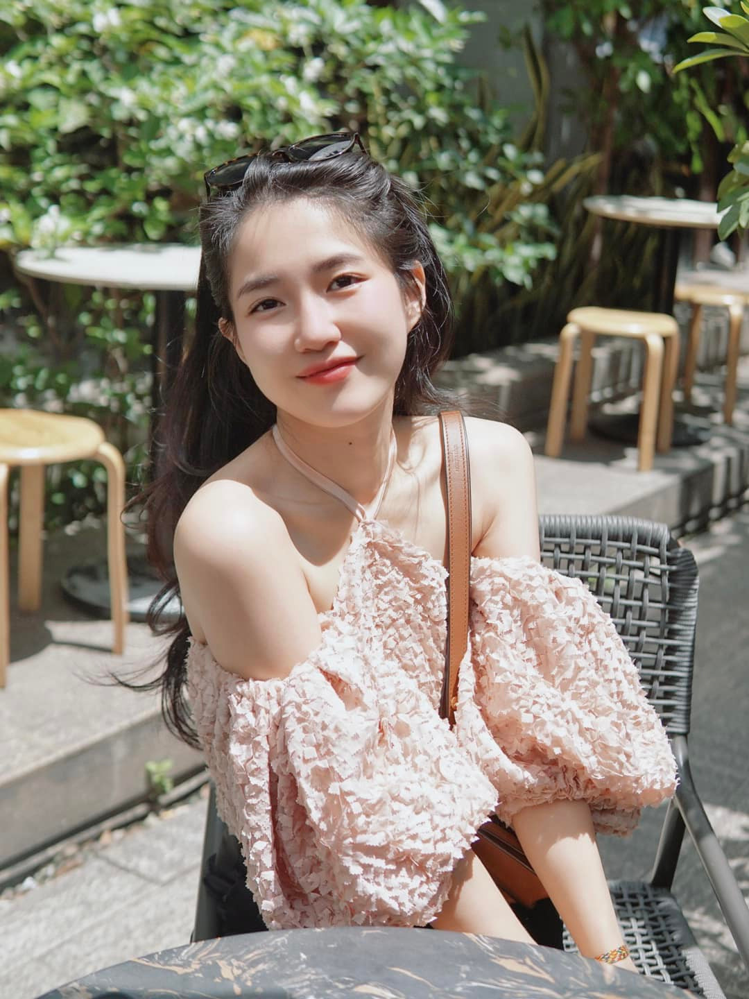 Cô còn từng đóng vai chính trong MV "Thiên tử" của ca sỹ Đan Trường nên được nhắc đến với danh xưng "bạn gái Đan Trường".